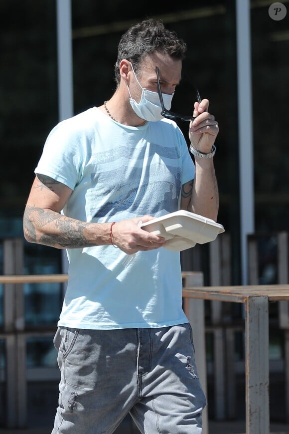 Exclusif - Equipé d'un masque, Brian Austin Green, aperçu sans son alliance alors qu'il achetait un déjeuner à emporter à Calabasas, le 22 avril 2020.