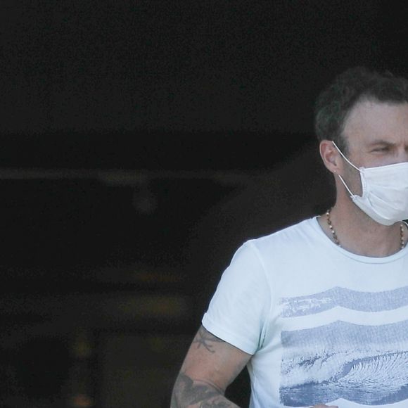 Exclusif - Equipé d'un masque, Brian Austin Green, aperçu sans son alliance alors qu'il achetait un déjeuner à emporter à Calabasas, le 22 avril 2020. Pendant le confinement, lié au coronavirus (Covid-19), Megan Fox vit dans une maison à Calabasas tandis que son mari vit à Malibu et ils se partagent les enfants. Cette absence d'alliance au doigt de l'acteur laisserait-elle présager la fin du couple ?