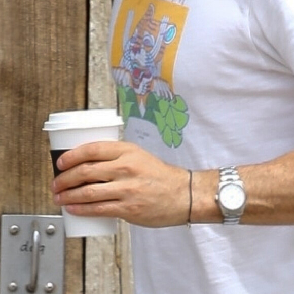 Exclusif - Brian Austin Green (il ne porte pas sa bague) avec masque de protection respecte la distanciation sociale en allant faire ses courses à Malibu en pleine épidémie de Coronavirus Covid-19 le 17 avril 2020.