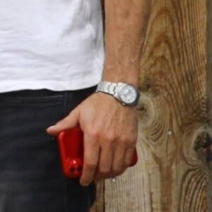 Exclusif - Brian Austin Green (il ne porte pas sa bague) avec masque de protection respecte la distanciation sociale en allant faire ses courses à Malibu en pleine épidémie de Coronavirus Covid-19 le 17 avril 2020.