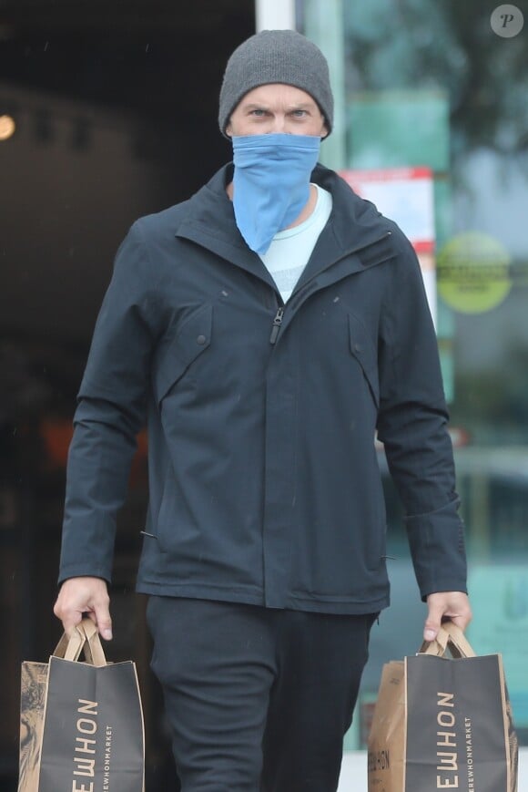 Exclusif - Brian Austin Green porte un bandana pour faire ses courses à Los Angeles, le 10 avril 2020. Il se protège de l'épidémie de Coronavirus (Covid-19).