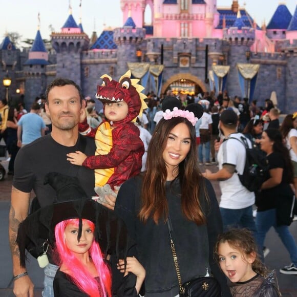 Megan Fox, Brian Austin Green et leurs trois enfants fêtent Halloween à Disneyland, le 13 octobre 2019.