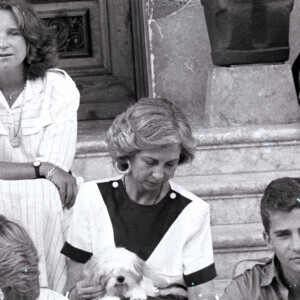 Le prince Charles, Diana et leurs fils, William et Harry en vacances en Espagne avec la famille royale espagnole, en 1987.