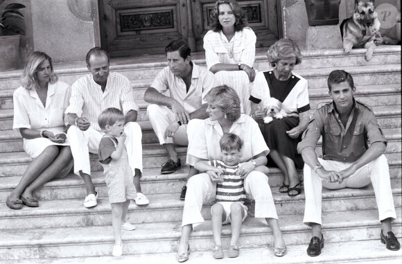 Le prince Charles, Diana et leurs fils, William et Harry en vacances en Espagne avec la famille royale espagnole, en 1987.