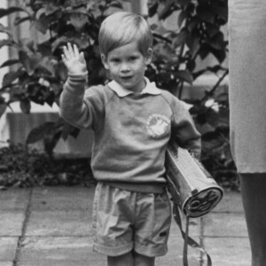 Le prince Charles, Diana et le prince William lors de la rentrée en maternelle du prince Harry à Londres, en 1987.