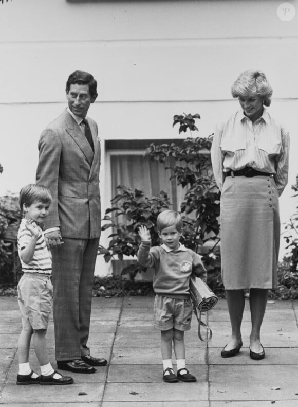 Le prince Charles, Diana et le prince William lors de la rentrée en maternelle du prince Harry à Londres, en 1987.
