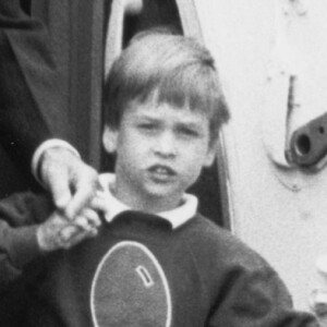Diana et ses fils, William et Harry, descendent d'un avion à l'aéroport d'Aberdeen, en Ecosse, en 1987.