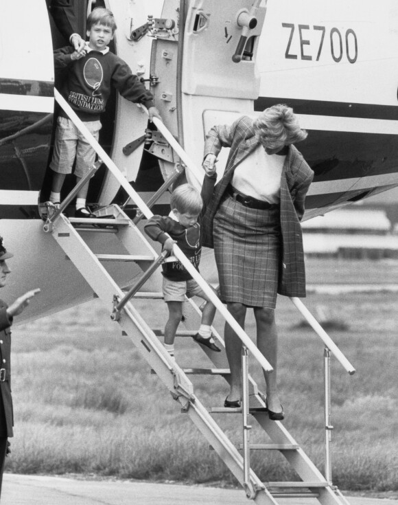 Diana et ses fils, William et Harry, descendent d'un avion à l'aéroport d'Aberdeen, en Ecosse, en 1987.