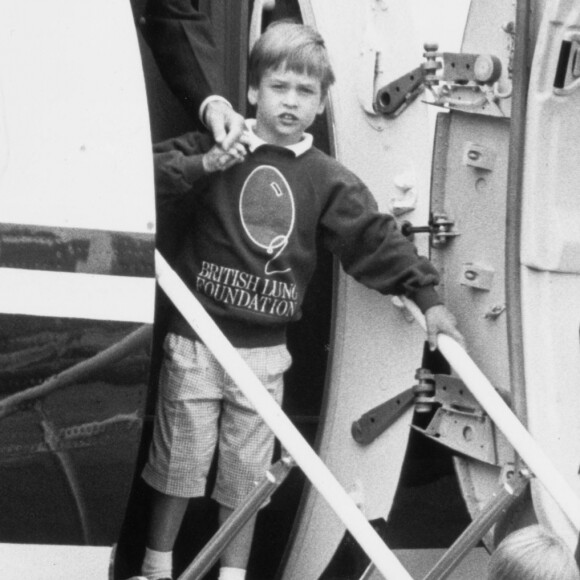 Diana et ses fils, William et Harry, descendent d'un avion à l'aéroport d'Aberdeen, en Ecosse, en 1987.