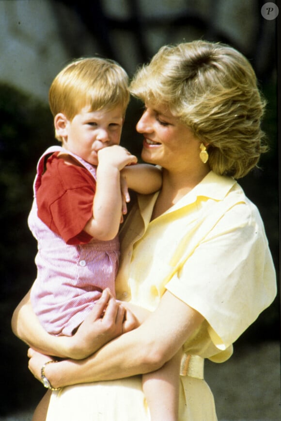 Diana et son fils Harry en vacances en Espagne en 1987.