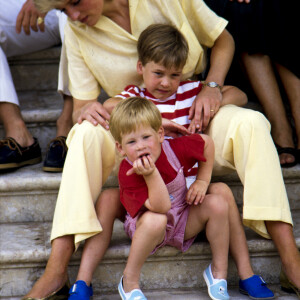 Diana et ses fils William et Harry en vacances en Espagne, à Majorque, en 1987.
