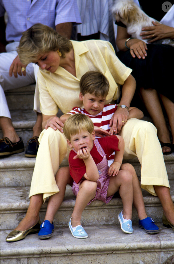 Diana et ses fils William et Harry en vacances en Espagne, à Majorque, en 1987.