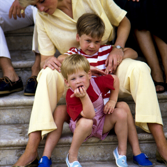 Diana et ses fils William et Harry en vacances en Espagne, à Majorque, en 1987.