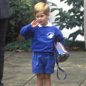 Le prince Charles, Diana et le prince William lors de la rentrée en maternelle du prince Harry à Londres, en 1987.
