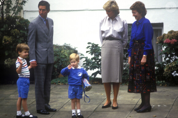 Le prince Charles, Diana et le prince William lors de la rentrée en maternelle du prince Harry à Londres, en 1987.