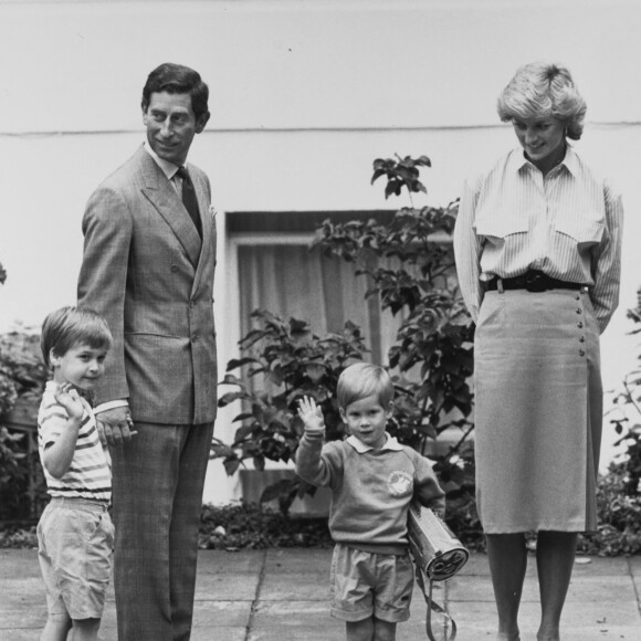 Le prince Charles, Diana et le prince William lors de la rentrée en maternelle du prince Harry, à Londres, en 1987.