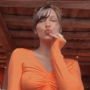 Bella Hadid dévoile sa frange faite maison. Avril 2020.