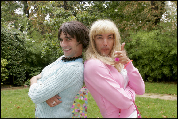 Samantha (David Strajmayster), Chantal (Guillaume Carcaud) et leur DVD "Oups" - France 2 fait sa rentrée avec les programmes jeunesse. Paris. Le 25 août 2005.