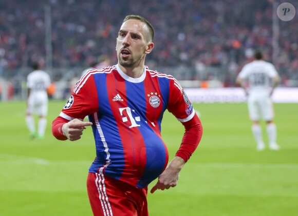 Franck Ribéry célèbre son but contre le Shakhtar Donetsk lors de la victoire du Bayern Munich en Ligue des Champions le 11 mars 2015 en mettant le ballon sous son maillot. Et pour cause : sa femme Wahiba est enceinte de sept mois de leur quatrième enfant.