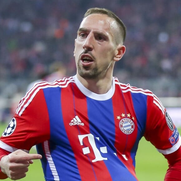 Franck Ribéry célèbre son but contre le Shakhtar Donetsk lors de la victoire du Bayern Munich en Ligue des Champions le 11 mars 2015 en mettant le ballon sous son maillot. Et pour cause : sa femme Wahiba est enceinte de sept mois de leur quatrième enfant.