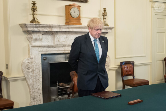 Le Premier ministre Boris Johnson, le secrétaire du Cabinet, Mark Sedwill et le chancelier Rishi Sunak dans la salle du Cabinet à l'intérieur du 10 Downing Street, pour une minute de silence en hommage au personnel du NHS et des travailleurs décédés suite à l'épidémie de Coronavirus (Covid-19). Londres, le 28 avril 2020.