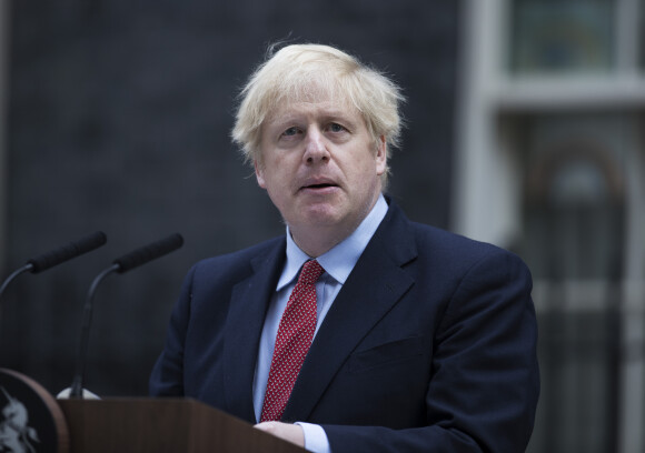 Le Premier ministre britannique Boris Johnson fait sa première déclaration publique sur les marches de Downing Street à Londres, en Angleterre, le 27 avril 2020, il s'est remis de l'épidémie de coronavirus COVID-19.