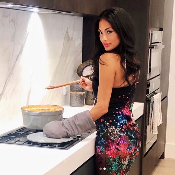 Nicole Scherzinger, confinée à son domicile, s'occupe en faisant les tâches ménagères. Avril 2020.