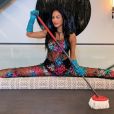 Nicole Scherzinger, confinée à son domicile, s'occupe en faisant les tâches ménagères. Avril 2020.
