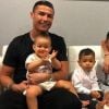 Cristiano Ronaldo pose avec sa compagne Georgina Rodriguez et ses quatre enfants, Alana Martina, Cristiano Jr et les jumeaux Mateo et Eva. Instagram, le 7 janvier 2019.