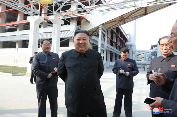 Kim Jong-un lors de l'inauguration d'une usine d'engrais à Sunchon, en Corée du Nord, le 1er mai 2020.