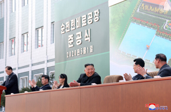 Kim Jong-un lors de l'inauguration d'une usine d'engrais à Sunchon, en Corée du Nord, le 1er mai 2020.