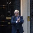 Le premier ministre Boris Johnson, de retour aux affaires, applaudit les personnels essentiels devant le 10 Downing Street pendant l'épidémie de coronavirus (COVID-19) le 30 avril 2020.