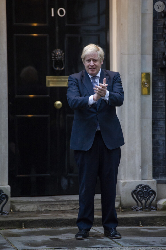 Le premier ministre Boris Johnson, de retour aux affaires, applaudit les personnels essentiels devant le 10 Downing Street pendant l'épidémie de coronavirus (COVID-19) le 30 avril 2020.
