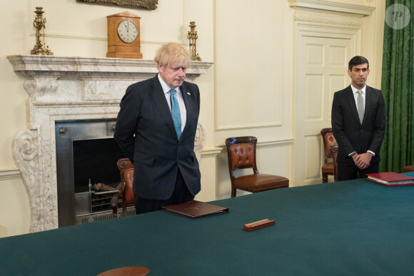 Le Premier ministre Boris Johnson, le secrétaire du Cabinet, Mark Sedwill et le chancelier Rishi Sunak dans la salle du Cabinet à l'intérieur du 10 Downing Street, pour une minute de silence en hommage au personnel du NHS et des travailleurs décédés suite à l'épidémie de Coronavirus (Covid-19). Londres, le 28 avril 2020.