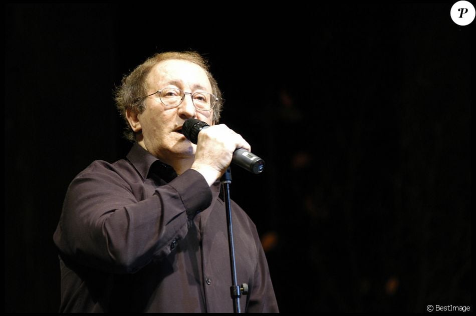 Tous Les Marins Sont Des Chanteurs Rond Point Idir au théâtre du Rond Point, à Paris, en 2005 - Purepeople