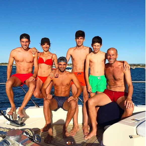 Zinedine Zidane pose avec sa femme et leurs quatre fils lors de leurs vacances à Ibiza, juillet 2017.