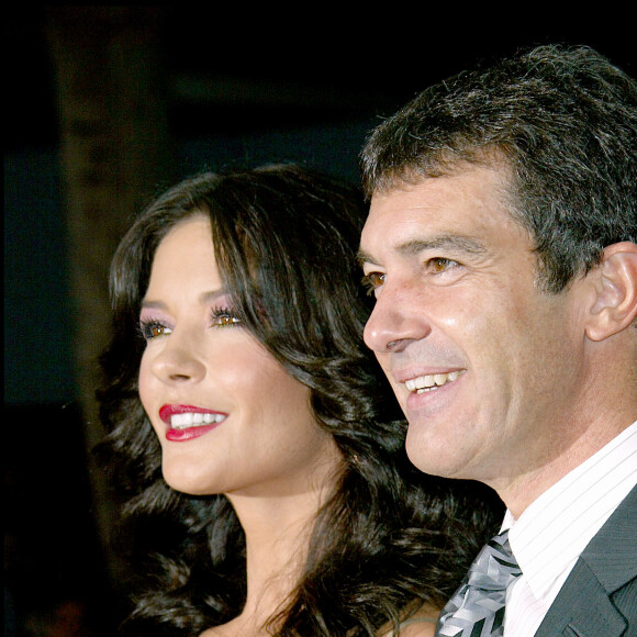 Catherine Zeta-Jones et Antonio Banderas - Première du film "La légende de Zorro". Los Angeles. Le 16 octobre 2005.