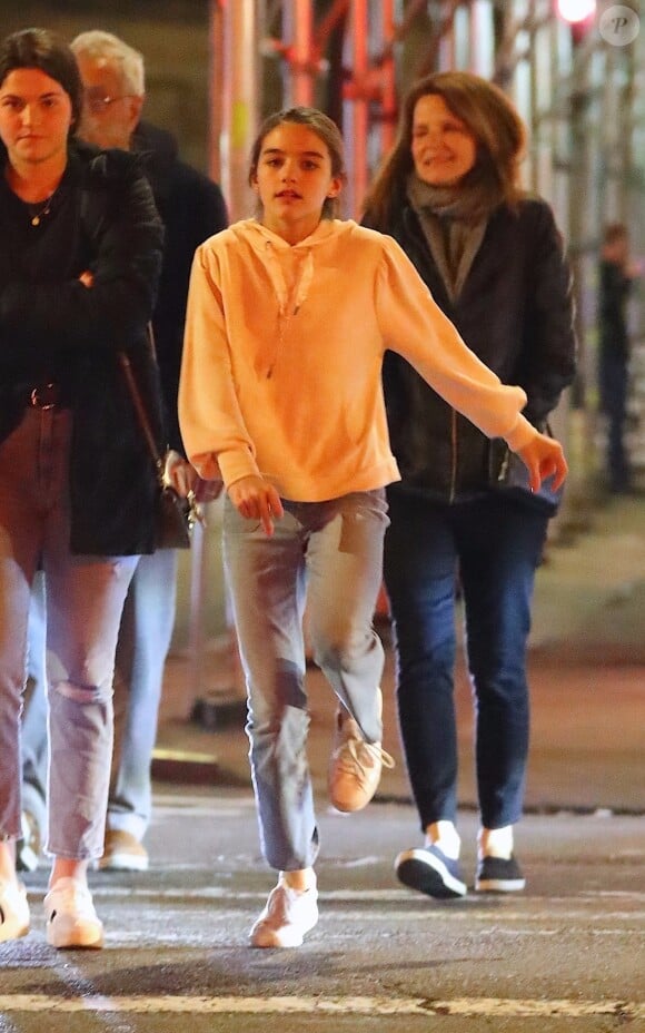 Exclusif - Katie Holmes est allée acheter de la nourriture à emporter avec sa fille Suri Cruise, son père Martin Holmes, sa soeur Tamera Holmes et sa nièce à New York, le 11 mars 2020