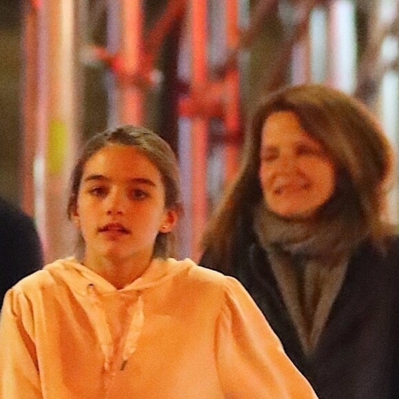 Exclusif - Katie Holmes est allée acheter de la nourriture à emporter avec sa fille Suri Cruise, son père Martin Holmes, sa soeur Tamera Holmes et sa nièce à New York, le 11 mars 2020