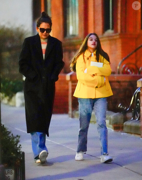 Exclusif - Katie Holmes et sa fille Suri Cruise se promènent la nuit à New York le 29 février 2020.