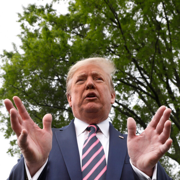 Le président Donald Trump s'arrête pour échanger avec des journalistes avant son départ de la Maison Blanche pour Phoenix, Arizona le 5 mai 2020.