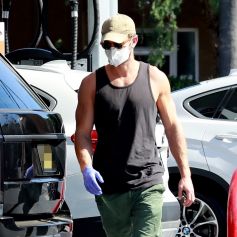 Exclusif - Chace Crawford est allé mettre de l'essence dans sa voiture dans le quartier de Los Feliz pendant l'épidémie de coronavirus (COVID-19) à Los Angeles, le 2 mai 2020.