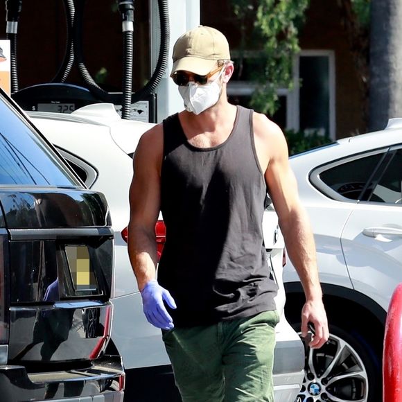 Exclusif - Chace Crawford est allé mettre de l'essence dans sa voiture dans le quartier de Los Feliz pendant l'épidémie de coronavirus (COVID-19) à Los Angeles, le 2 mai 2020.