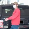 Chace Crawford. Exclusif - Chace Crawford, équipé d'un masque, achète des cigarettes dans une station service à Los Angeles, le 27 avril 2020. Avec ce masque, l'acteur de 34 ans se protège pendant l'épidémie de coronavirus (Covid-19).