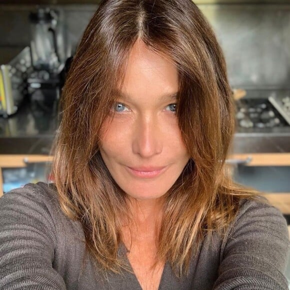 Carla Bruni-Sarkozy, confinée au Cap-Nègre avec son époux Nicolas Sarkozy, leur fille Giulia, son fils Aurélien, sa soeur Valeria, et les enfants de celles-ci, a publié un selfie sur Instagram le 6 mai 2020. 