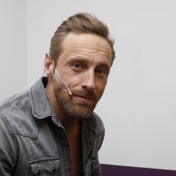 Frank Delay (2be3) - Les artistes de la pièce de théâtre "Boys Band Forever" dans les backstage de l'Apollo Théâtre à Paris. Le 23 mars 2018 © Marc Ausset-Lacroix / Bestimage