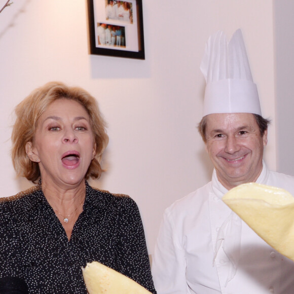 Exclusif - Corinne Touzet, le chef Christophe Leroy et Adeline Blondieau lors de la soirée Crêpes Party chez Christophe Leroy à Paris, France, le 4 février 2020. Le chef C.Leroy a retrouvé le chemin des fourneaux et l'envie de cuisiner et de faire à manger. C'est dorénavant dans un appartement privé, situé non loin de l'avenue des Champs-Élysées; qu'il a posé ses valises et créer son Leroy Club ou il organise des soirées pour particuliers ou des sociétés, des dîners privés, des brunchs en comité réduit. Il se déplace aussi en chef privé chez ses clients fidèles pour leur organiser des diners selon leurs envies. C'est pour fêter l'inauguration de ce nouveau concept qu'il avait convié avec D.Audebert (Le patron de l'agence de celebrity marketing LET ME SEE SAS) plusieurs célébrités autour d'un crêpe party en mode sucré et salée qui a tenu ses promesses de fête et de gastronomie. © Ausset Lacroix-Bellak-LMS/Bestimage