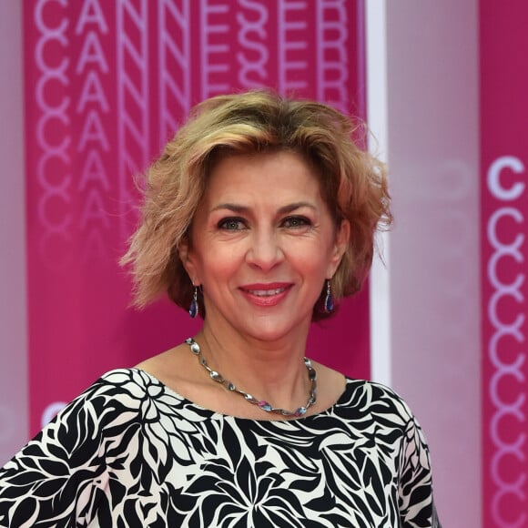 Corinne Touzet - Soirée de clôture de la 1ère édition du festival Canneseries à Cannes le 11 avril 2018. Le Festival International de Cannes des Séries s'est déroulé du 4 au 11 avril 2018 au Palais des Festivals. Canneseries valorise et incarne les séries du monde entier, comme un porte voix de ce nouvel art populaire et ultra créatif. Plusieurs sections composeront ce festival avec des projections et des rencontres ouvertes à tous et de nombreux rendez-vous festifs. Particularité du Canneseries, le Tapis, habituellement Rouge pour ce style d'événements, est cette fois ci, Rose. Il s'agit donc d'un Pink Carpet. "When heroes fly", une production israélienne, a été sacrée meilleure série, la série norvégienne "State of Happiness" a été doublement récompensée par les prix du meilleur scénario et de la meilleure musique, le prix d'interprétation a été décerné au comédien italien Francesco Montanari pour son rôle dans la série italienne "Cacciatore", le prix spécial d'interprétation a été décerné à l'ensemble des comédiens de la série israélienne "Miguel" par l'ensemble du jury présidé par Harlan Coben. Le jury Canneseries Digital, présidé par le réalisateur américano-indien Adi Shankar, a attribué le prix de la meilleure série numérique à "Dominos", une websérie canadienne. © Bruno Bebert/Bestimage