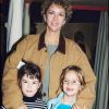 Archives- Corinne Touzet et ses filles Jeanne et Claire à Bercy, le 26 novembre 2000.