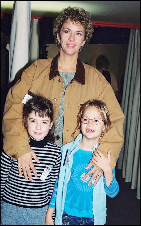 Archives- Corinne Touzet et ses filles Jeanne et Claire à Bercy, le 26 novembre 2000.